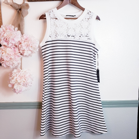 Doe & Rae Dresses & Skirts - DOE & RAE Shift Dress Neck lace stripped dress M